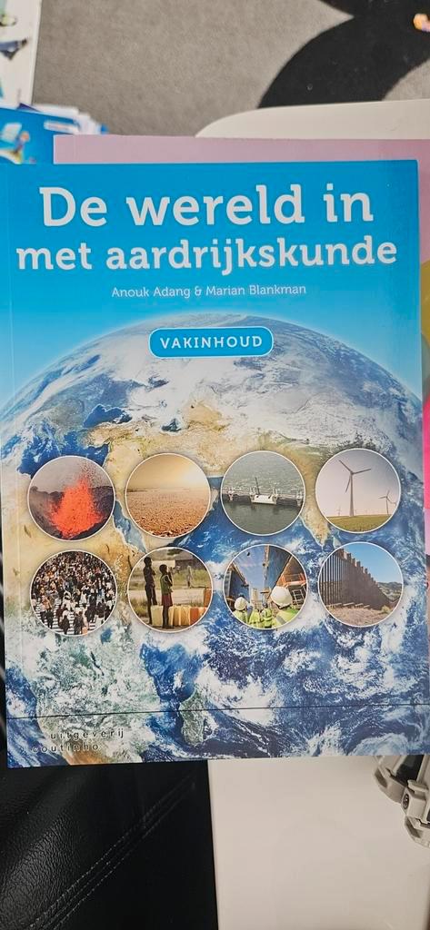 Anouk Adang - De wereld in met aardrijkskunde, Boeken, Wetenschap, Zo goed als nieuw, Ophalen of Verzenden