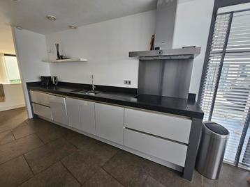 Keuken Siematic, wit hoogglans met grijs beschikbaar voor biedingen