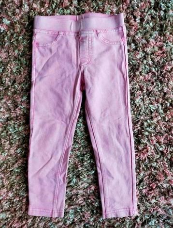 Izgs! Heerlijke zachte stretchbroek van H&M! Mt 98

 beschikbaar voor biedingen