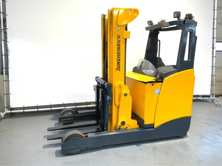Jungheinrich ETV 320 Reach truck, Zakelijke goederen, Machines en Bouw | Heftrucks en Intern transport, Reachtruck, Overige aandrijving