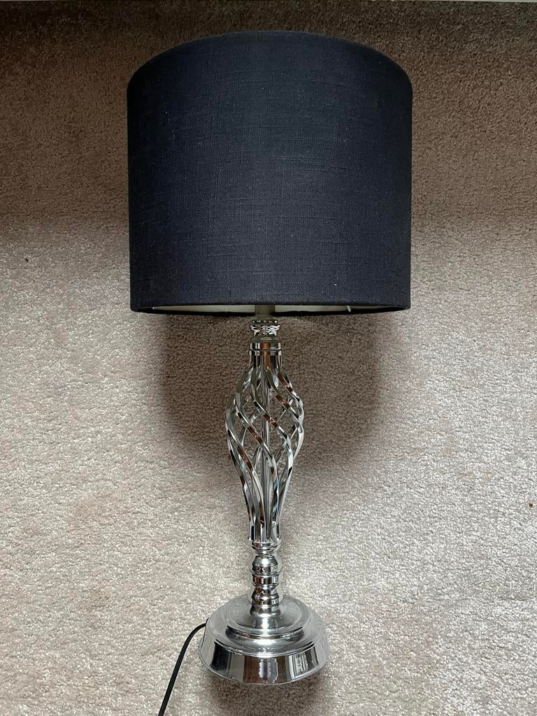 Elegante Tafellamp met Zwarte Kap, Huis en Inrichting, Lampen | Tafellampen, Ophalen, Zo goed als nieuw, Metaal