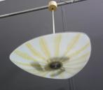 50 jaren glas hang lamp WITTE 3 hoek met gele veren motief, Gebruikt, Vintage, 50 tot 75 cm, Ophalen