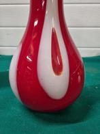 -	Vaas rood wit design, Huis en Inrichting, Woonaccessoires | Vazen, Ophalen of Verzenden