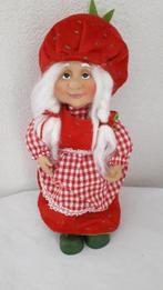 POP MET AARDBEIENOUTFIT (NIEUW), Verzamelen, Poppen, Ophalen of Verzenden, Nieuw, Pop