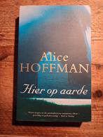 Alice Hoffman - Hier op aarde, Boeken, Ophalen of Verzenden, Zo goed als nieuw, Alice Hoffman