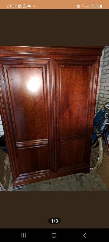 Kersenhoutenkast met 2 houten-, 1 glas- en 1 spiegelplank. beschikbaar voor biedingen
