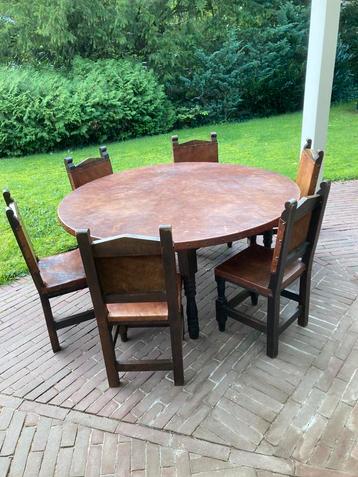 UNIEKE, GROTE KINDERTAFEL + 6 STOELTJES VAN HOUT&LEDER beschikbaar voor biedingen