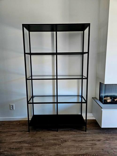 VITTSJÖ Stellingkast, zwart/glas, 100x175 Ikea vitrinekast, Huis en Inrichting, Kasten | Stellingkasten, Zo goed als nieuw, Ophalen