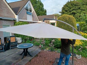 Zweefparasol beschikbaar voor biedingen