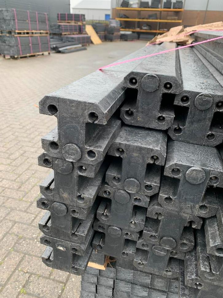 Staalversterkte schuttingpaal met sleuf, kunststof, Tuin en Terras, Schuttingen, Ophalen of Verzenden