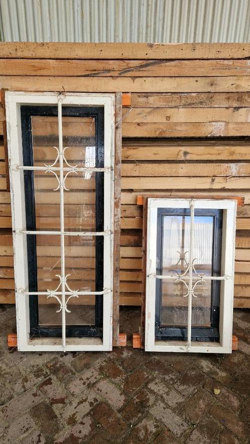 Raamkozijnen met smeedwerk ( 452 ), Doe-het-zelf en Verbouw, Kozijnen en Schuifpuien, Gebruikt, Raamkozijn, Hout, Inclusief glas