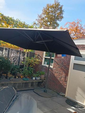 Zweefparasol 3x3 mtr met verzwaring en hoezen  beschikbaar voor biedingen