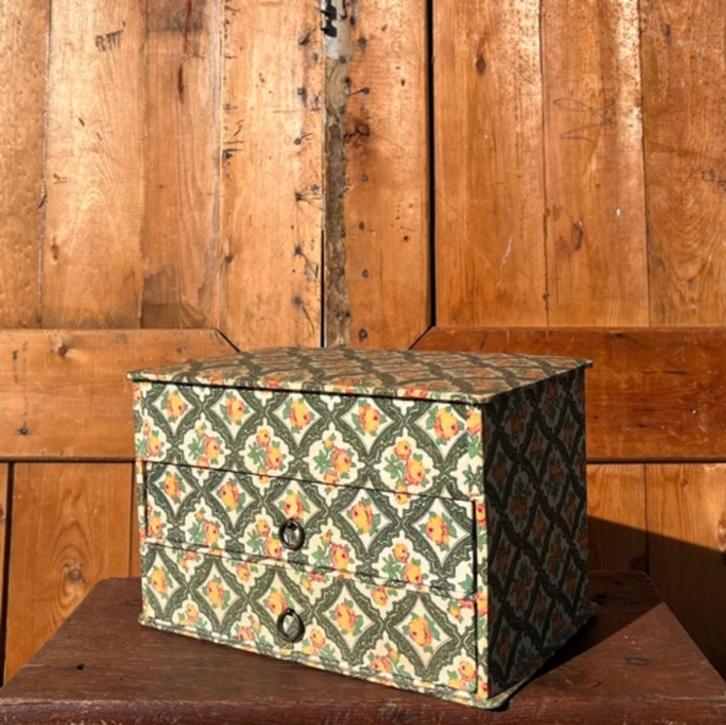 Ladekastje stoffen bekleding sieraden 26 x 17 x 17 cm, Antiek en Kunst, Curiosa en Brocante, Ophalen of Verzenden