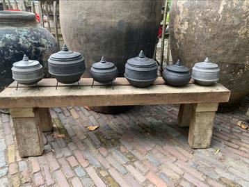 Stoere stenen potten met deksel. beschikbaar voor biedingen