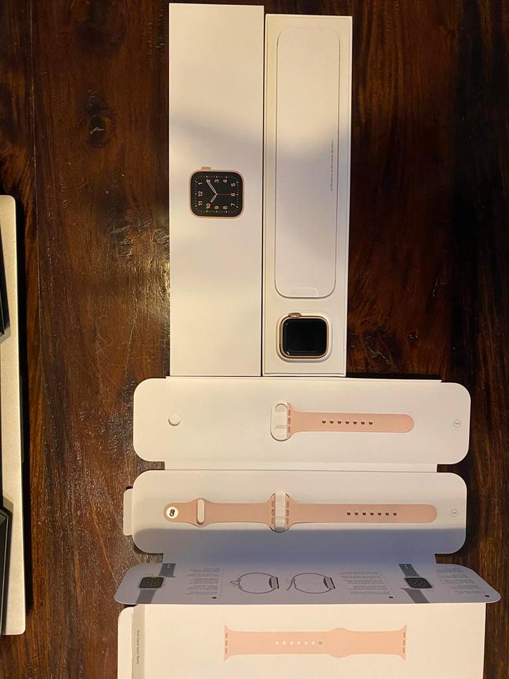 Apple watch SE 40mm licht roze, Sieraden, Tassen en Uiterlijk, Smartwatches, Gebruikt, iOS, Roze, Ophalen