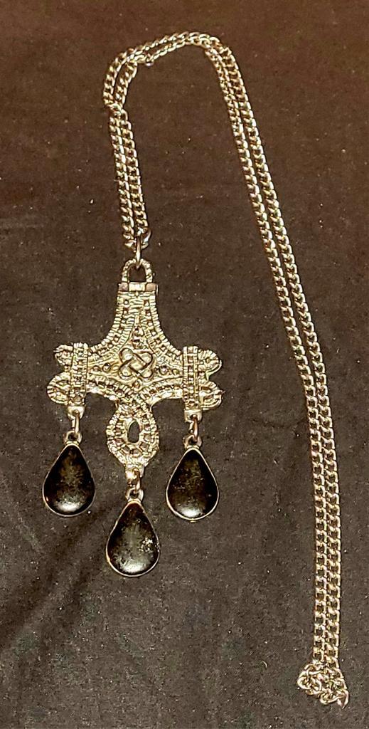 Aparte ethnische ketting + hanger met 3 zwarte druppels, Sieraden, Tassen en Uiterlijk, Kettingen, Gebruikt, Overige materialen