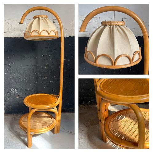 Vintage bohemian staande lamp met tafeltje rotan gaaf!, Huis en Inrichting, Lampen | Vloerlampen, Gebruikt, 100 tot 150 cm, Hout