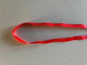 Band Lint van in fel rode stof afm. 180 cm x 1 cm beschikbaar voor biedingen