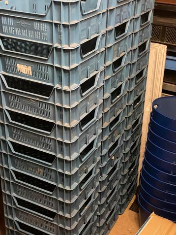 62 blauwe kratjes +-30/40cm stapelbaar kratten stapel krat beschikbaar voor biedingen