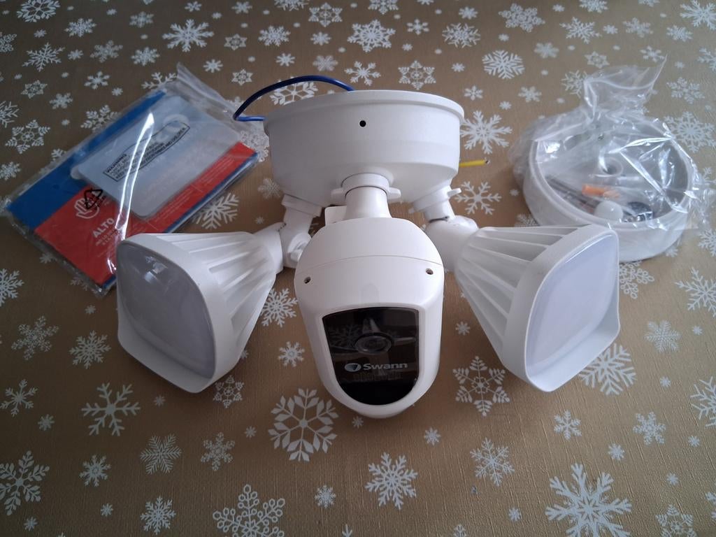 Swann Floodlight Beveiligingscamera (nieuw!), Ophalen of Verzenden, Nieuw, Buitencamera