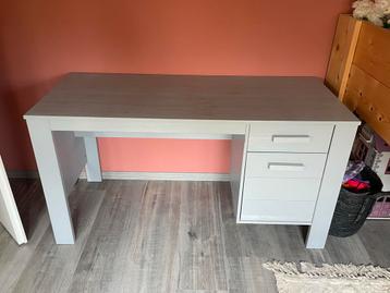 Houten Bureau - Dennis beschikbaar voor biedingen