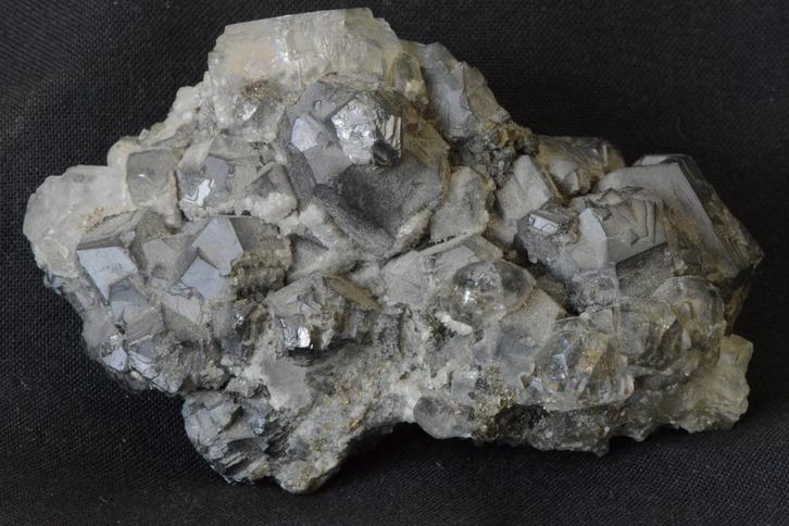 Galena-cluster met calciet en chalcopyriet, Verzamelen, Mineralen en Fossielen, Mineraal, Ophalen of Verzenden