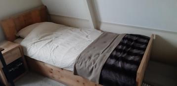 Steigerhout eenpersoonsbed met nachtkast beschikbaar voor biedingen