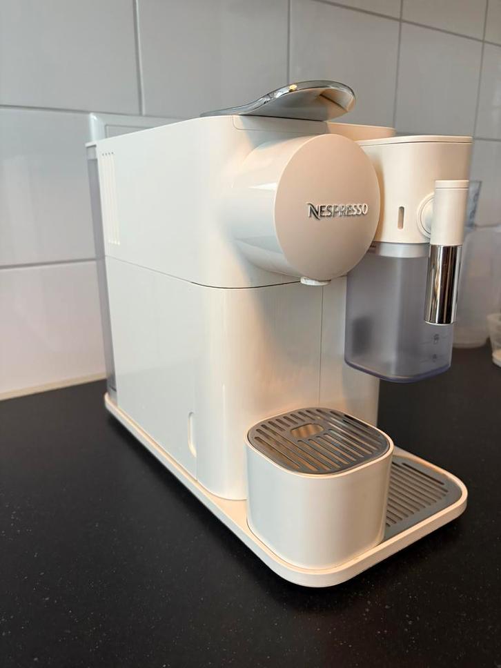 Nespresso De’Longhi koffiezetapparaat Lattissima wit, Witgoed en Apparatuur, Koffiezetapparaten, Zo goed als nieuw, Koffiemachine