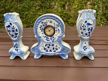 Oud porseleinen klokkenstel beschikbaar voor biedingen