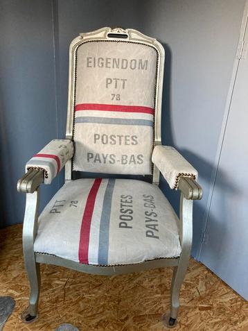 Unieke vintage fauteuil bekleed met postzakken beschikbaar voor biedingen