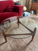 Vintage Glazen G-plan salontafel met houten onderstel, Ophalen, 100 tot 150 cm, Rond, 50 tot 100 cm