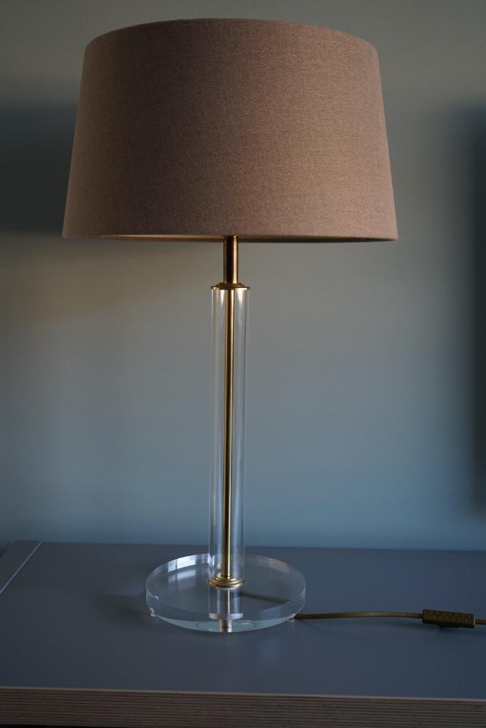 Vintage plexiglas voet met messing afwerking met lampenkap, Huis en Inrichting, Lampen | Tafellampen, Zo goed als nieuw, 50 tot 75 cm