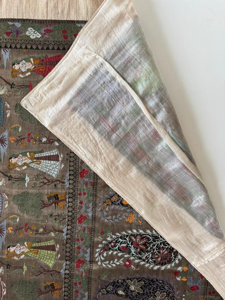 Handgeborduurd Zijden Wanddoek uit India, Huis en Inrichting, Tafelkleden, Zo goed als nieuw, Rechthoek, Binnen, Ophalen of Verzenden