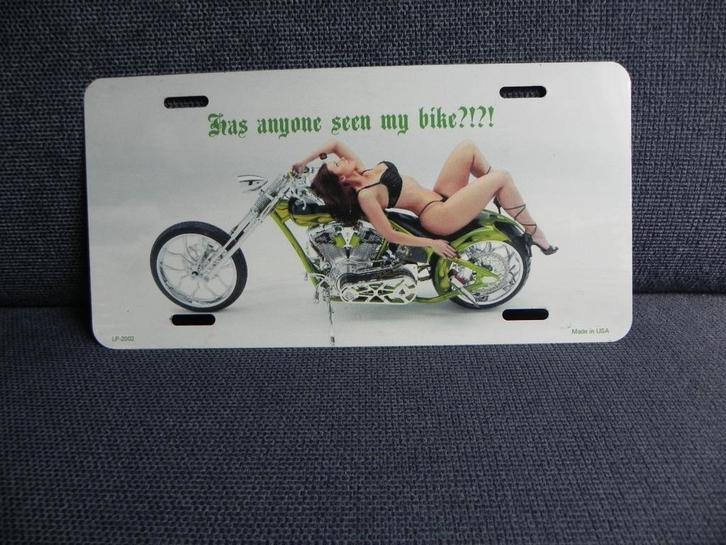 Metalen bordje met motormeisje Has anyone seen my bike, Verzamelen, Merken en Reclamevoorwerpen, Gebruikt, Reclamebord, Ophalen of Verzenden