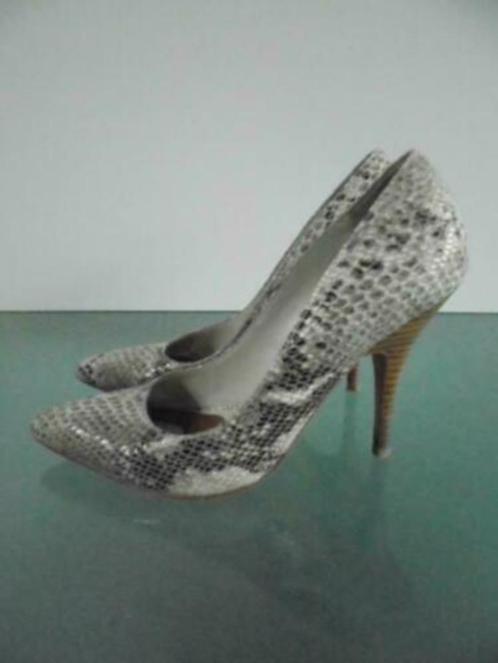 GRATIS VERZENDEN | KAREN MILLEN leren beige hakken 38, Kleding | Dames, Schoenen, Zo goed als nieuw, Schoenen met hoge hakken