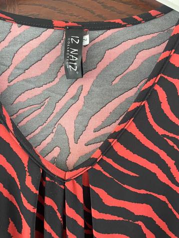 Mooie rood-zwarte Animalprint Top met V-Hals+3/4 mouw maat L beschikbaar voor biedingen