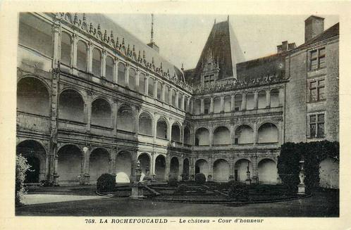 (701-435-017) La Rochefoucauld, Verzamelen, Ansichtkaarten | Buitenland, Frankrijk, Verzenden