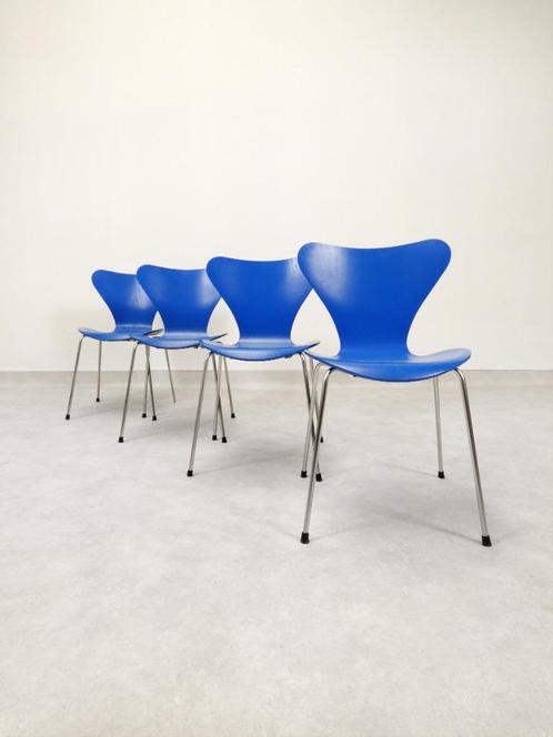 4 butterfly chairs - Arne Jacobsen for Fritz Hansen, Huis en Inrichting, Stoelen, Zo goed als nieuw, Vier, Hout, Metaal, Blauw