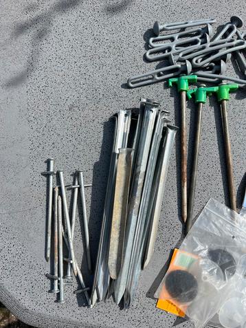 Kampeer Haringen en Accessoires - Diverse Soorten beschikbaar voor biedingen