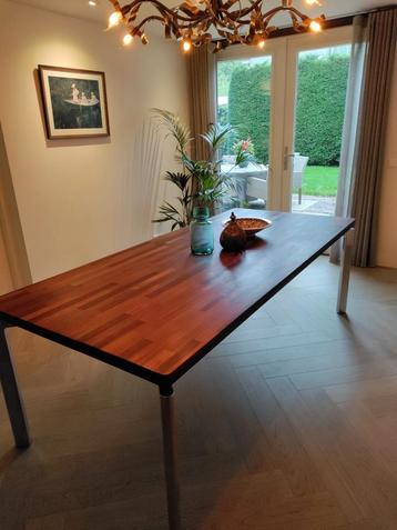 Leolux design tafel, type NELL. beschikbaar voor biedingen
