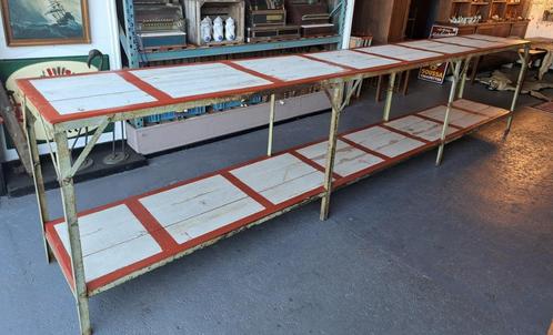 Unieke industrielle toonbank / presentatie tafel 505 cm lang, Antiek en Kunst, Curiosa en Brocante, Ophalen