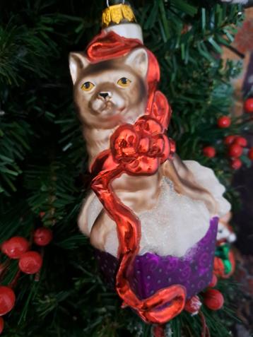 Amerikaanse kerstbal van een kat die uit een kadootje komt   beschikbaar voor biedingen