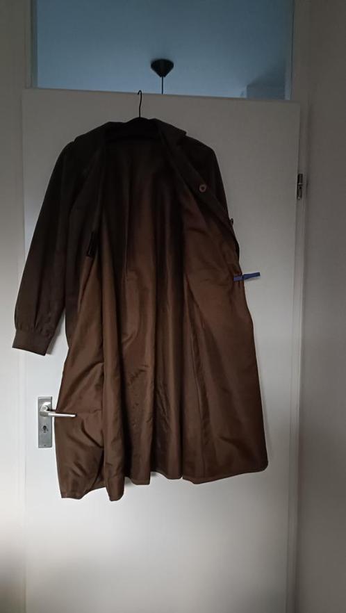 MOOIE LANGE BRUINE DAMESMANTEL VAN ZACHT MATERIAAL, Kleding | Dames, Jassen | Winter, Zo goed als nieuw, Maat 38/40 (M), Bruin