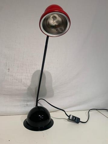 Rode bureau lamp beschikbaar voor biedingen