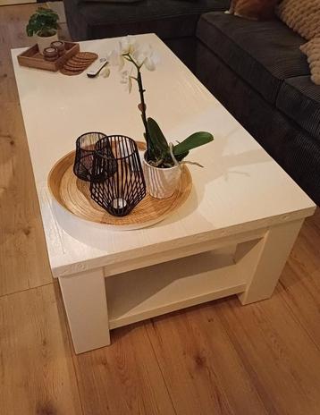Mooie robuuste salontafel landelijk met mand beschikbaar voor biedingen