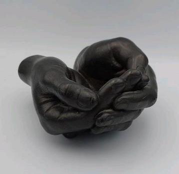 Beeld handen vasthouden loslaten herinneren herdenken beeld beschikbaar voor biedingen