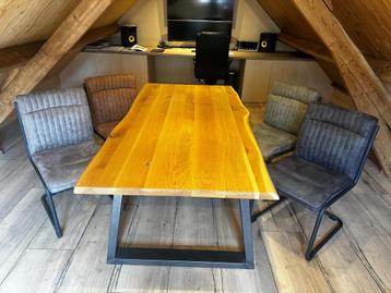 Stoere eiken tafel met stalen onderstel en stoelen beschikbaar voor biedingen
