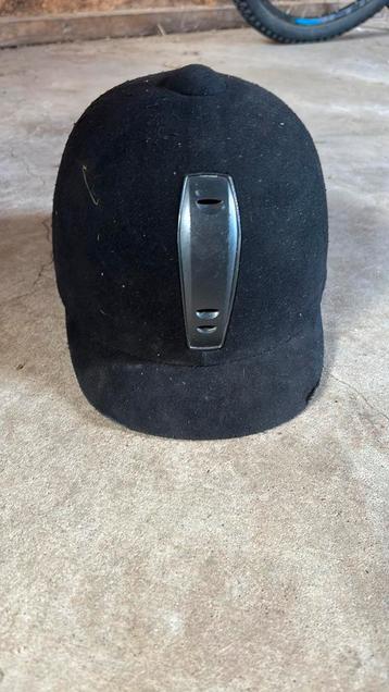 Zwarte cap! 55 cm beschikbaar voor biedingen