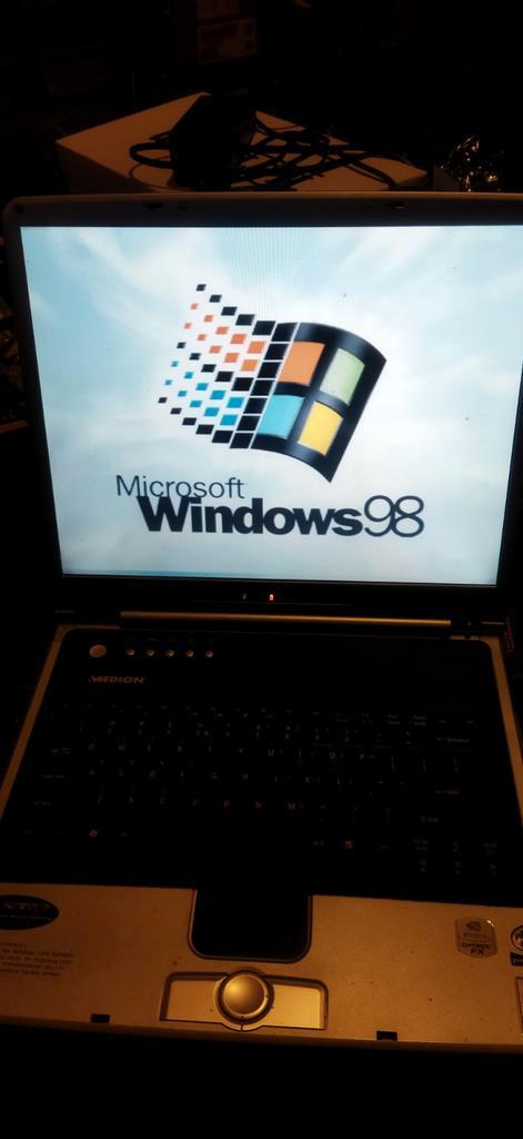 Medion MD40100 Retro Gaming Laptop - Windows 98se, Computers en Software, Overige Computers en Software, Gebruikt, Ophalen of Verzenden
