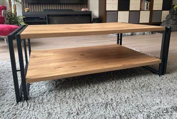 Robuuste salontafel met stalen frame beschikbaar voor biedingen